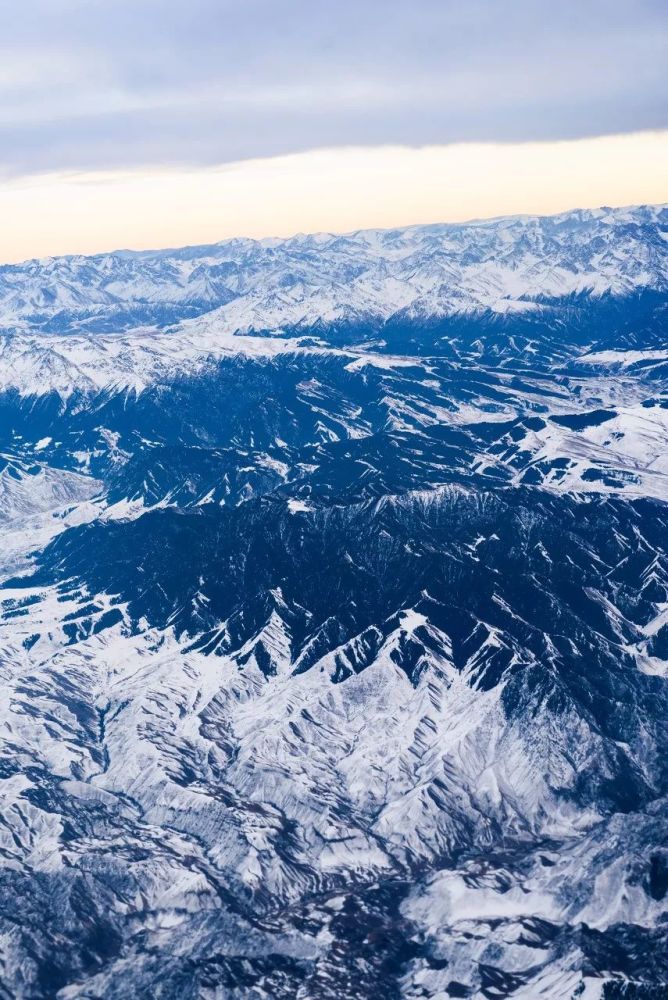 雪中的新疆美的沧桑大气磅礴和静谧