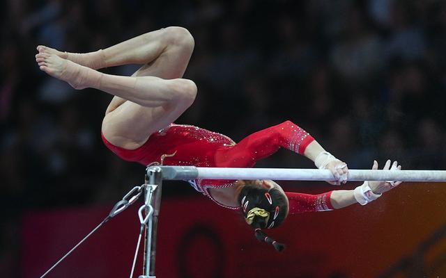 在女子高低杠决赛中,比利时名将德维尔以一套近乎完美的动作得到15