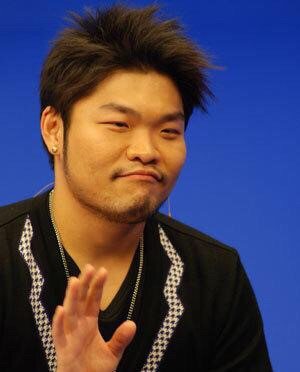 小胖子李玖哲就是这样一个歌手,唱着唱着便会把自己弄哭.