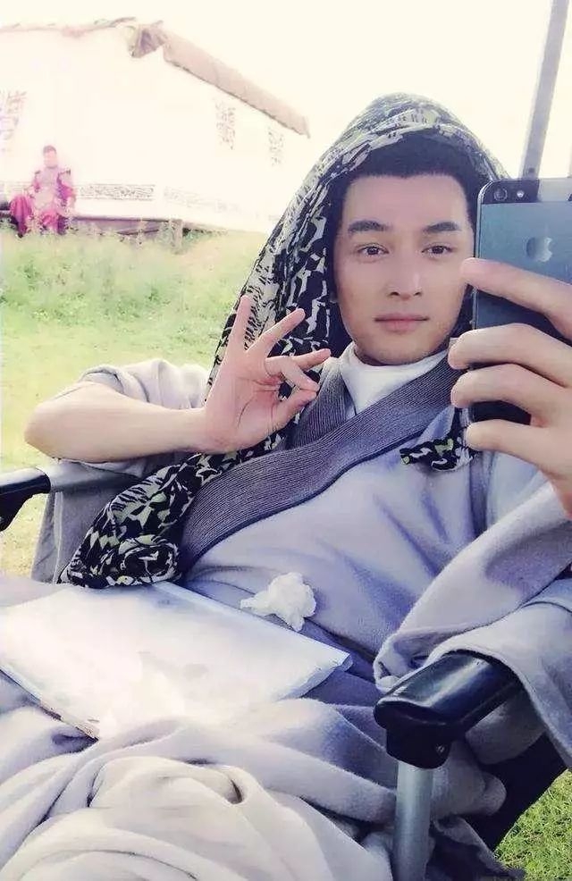 明星玩自拍被抓拍,胡歌手比兰花指,杨幂姿势最经典!