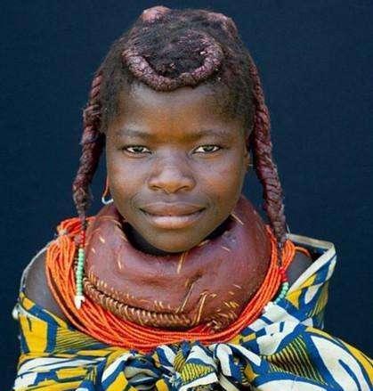 部落女子将牛粪涂抹在头上, 奇葩的发型犹如"章鱼"!