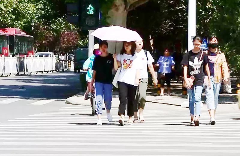 宝坻某些行人 你闯完红灯难道就完了 后面的才是重点 腾讯新闻
