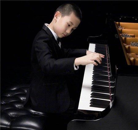 还记得《爸爸去哪儿》林大竣吗?4年后变帅小伙,穿西装弹钢琴太有范