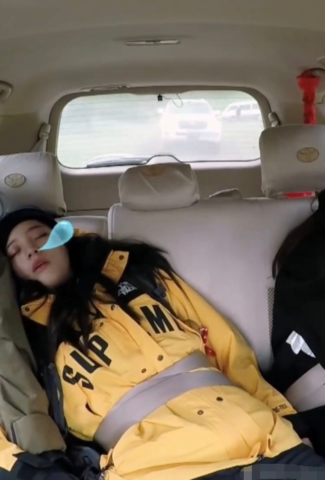 欧阳娜娜车上睡觉时被抓拍,看清睡姿,怕是忘了自己的男粉团?