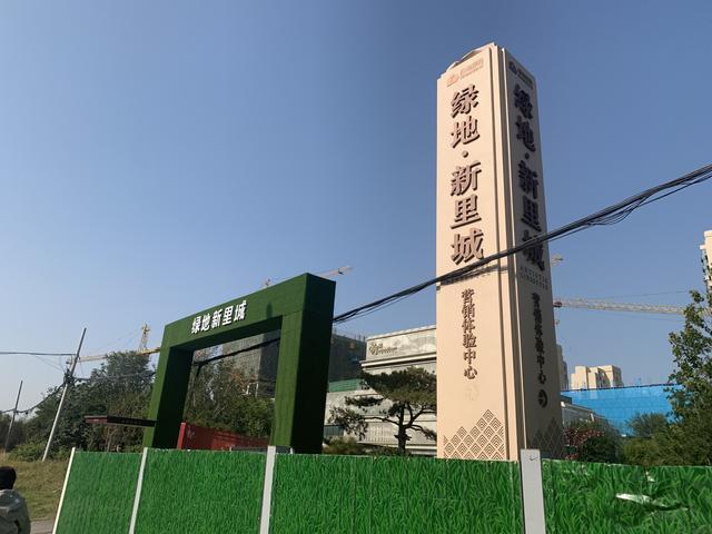 相邻住户门间距过小开门就打架济南绿地新里城业主怒了