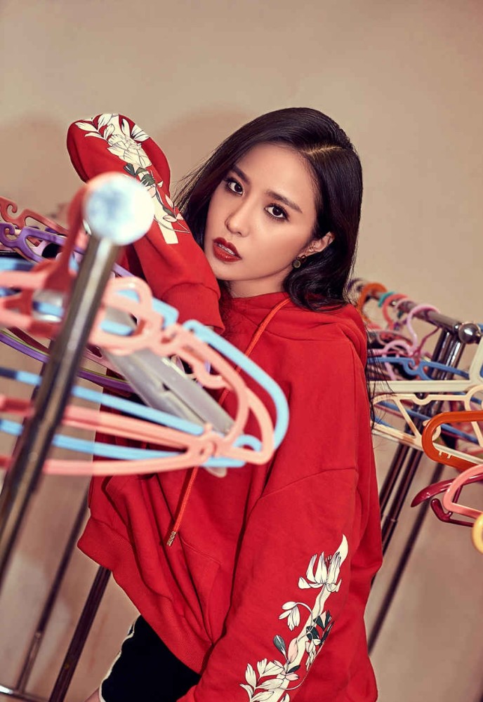 邱箫婵,冷艳随性明眸撩人,红色刺绣卫衣搭配黑色运动短裤亮相