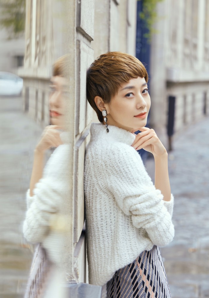 还不是很冷,穿这种羊绒大衣看起来也不会特别的违和,照片中的马伊琍一