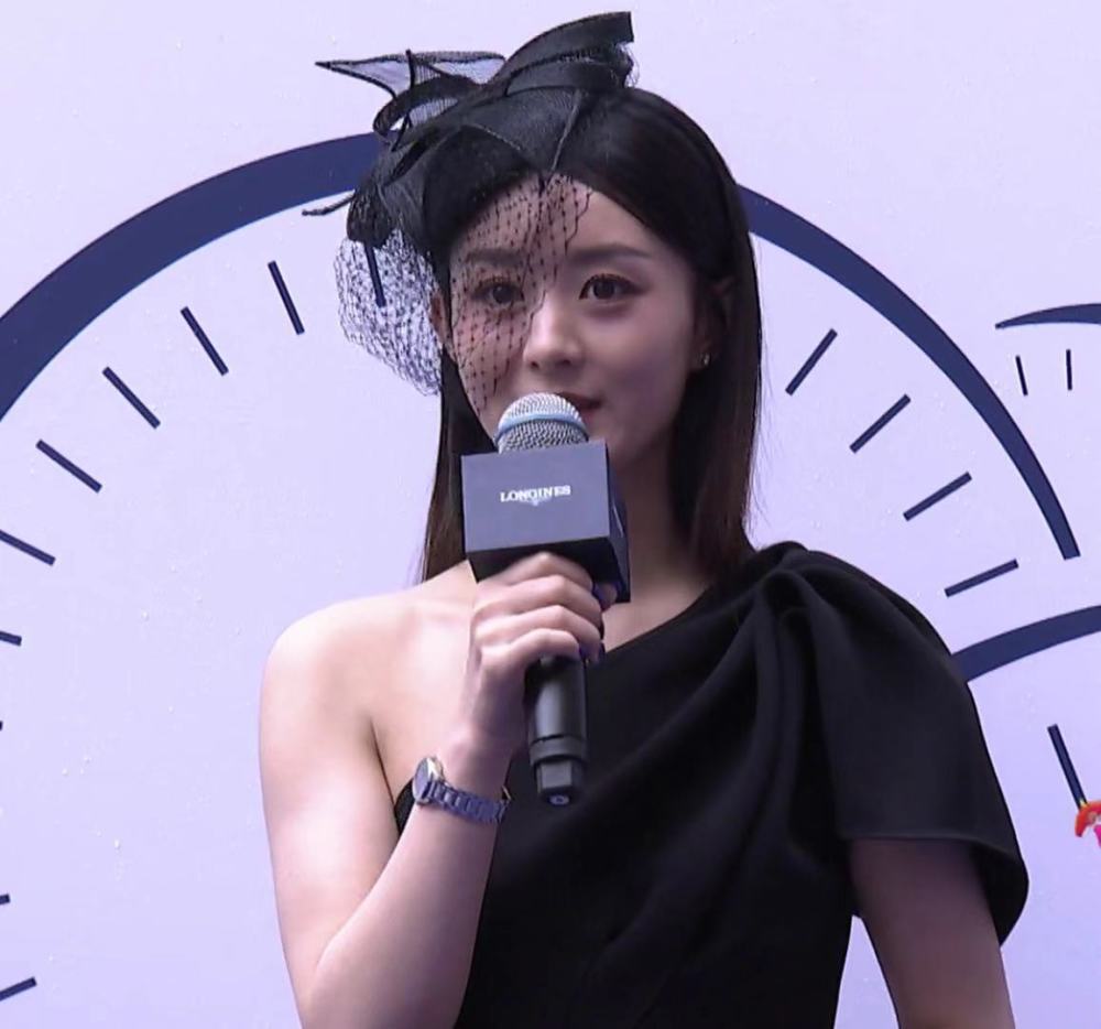 赵丽颖颜值难回巅峰头戴礼帽亮相马术赛看起来怯生生显憔悴