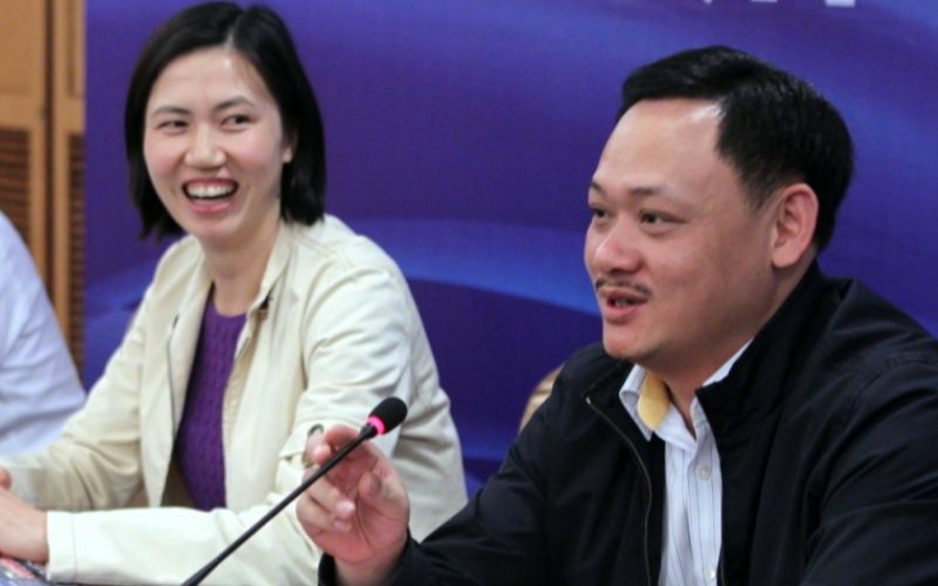 45岁举重冠军占旭刚,退役后娶美女空姐妻子,如今担任大学校长!