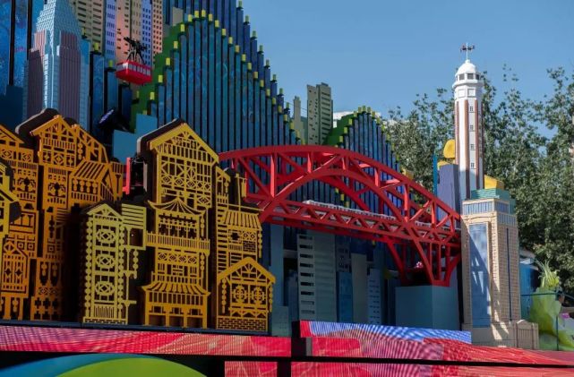 看到重庆彩车都有些哽咽了,"她说她住在海棠晓月,看到彩车上的大剧院