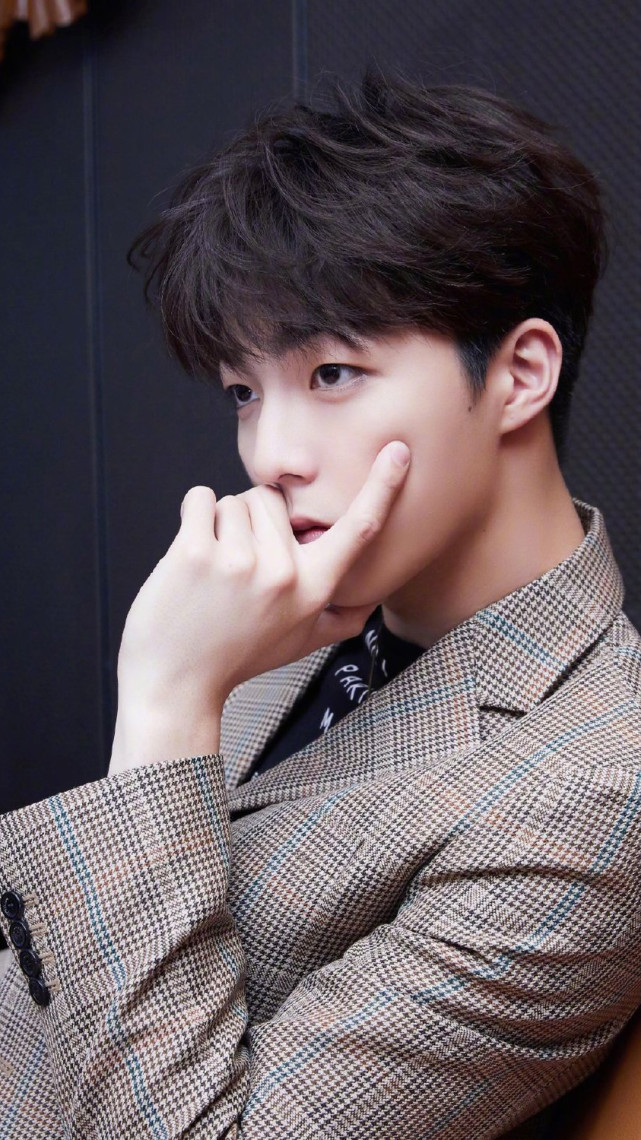 小鲜肉陈立农身穿西装完全就是一副高冷男神的模样