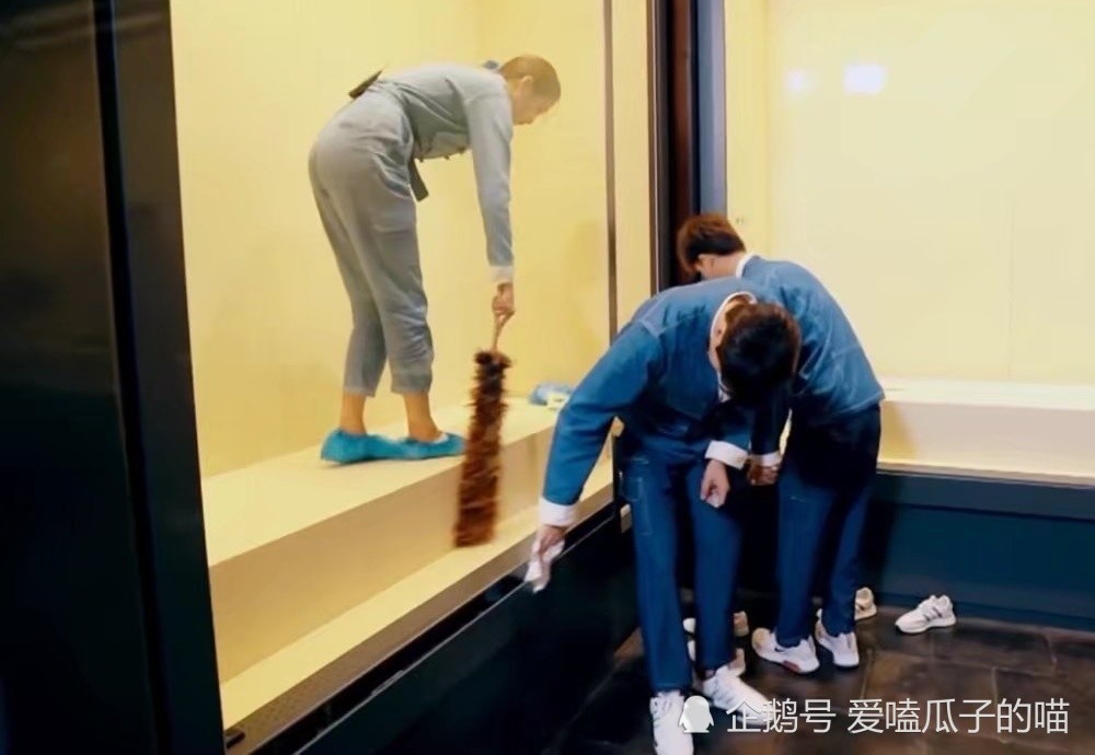 难怪都羡慕关晓彤的长腿!看她弯腰扫地时的身姿曲线,网友开眼了