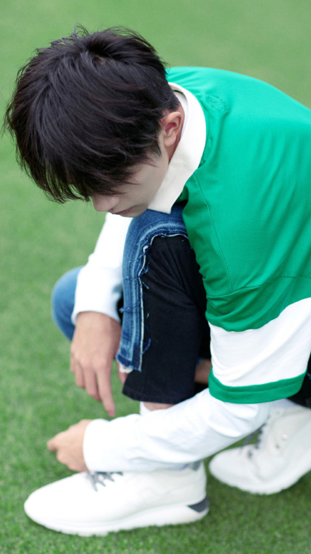 顶流小生易烊千玺身穿简约运动装,很有邻家大男孩的感觉