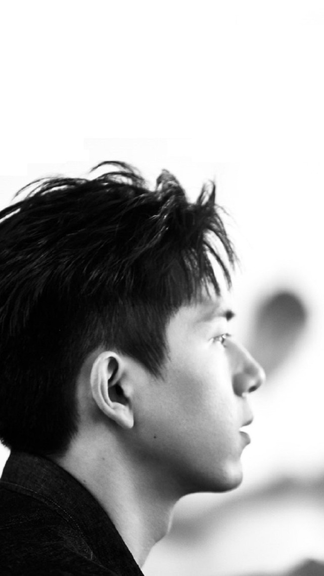 小鲜肉李现硬核黑白写真这侧脸真的绝了