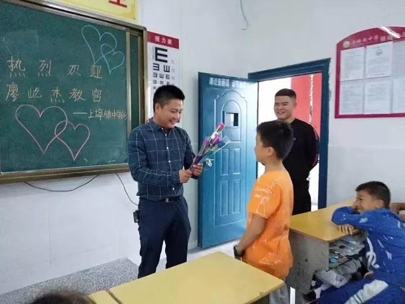 萍乡这位感动中国上百万人的平民英雄廖屹杰与这名小学生的故事