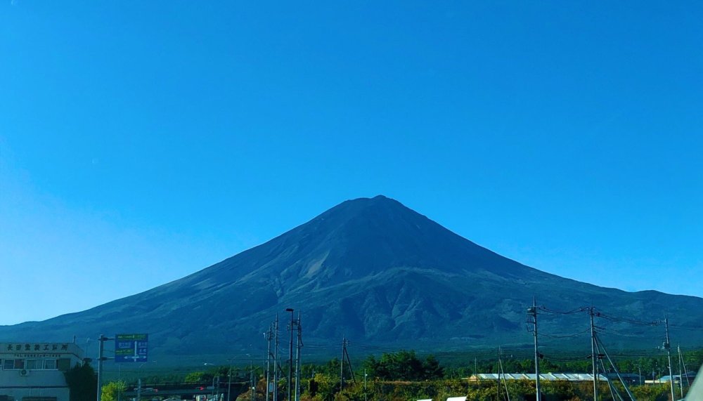 日本富士山的雪被台风刮没了 网友 夏天本来就没雪 腾讯新闻