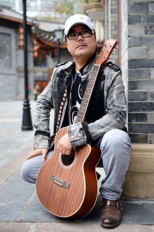 著名音乐策划人,词曲作者,歌手亚西封面新闻记者 王越欣 李庆10月12日