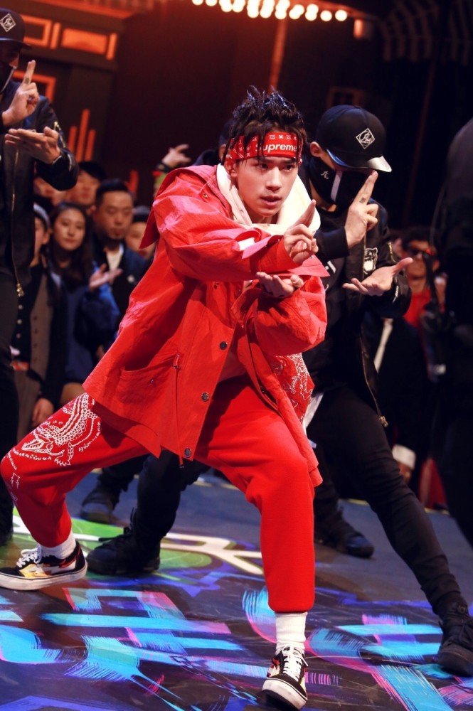 脏辫嘻哈穿搭示范简直苏到没边