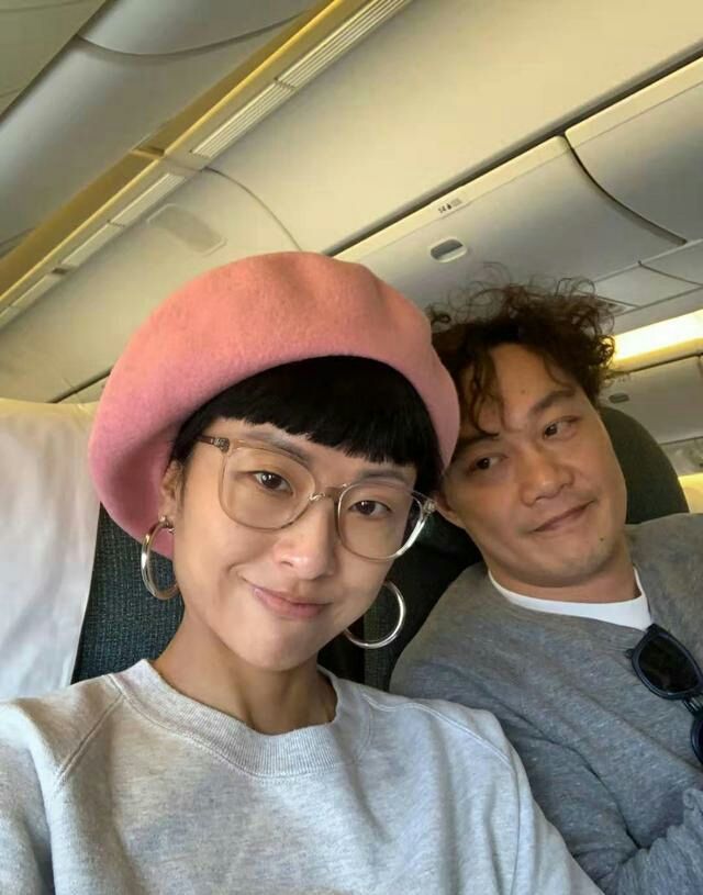 徐濠萦打扮像男人穿绿色西装搭白鞋十分帅气这次穿的最正常