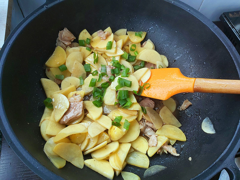 非常簡單的家常小炒,炒土豆片,好吃不貴還下飯