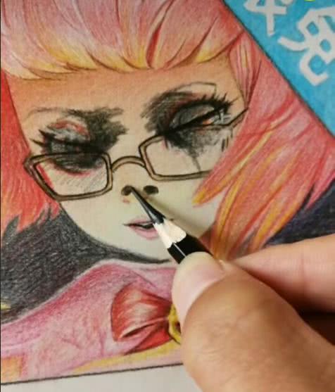 位英雄人物,外形设计是很可爱的小萝莉,长长的粉色卷发和萌萌的大眼睛