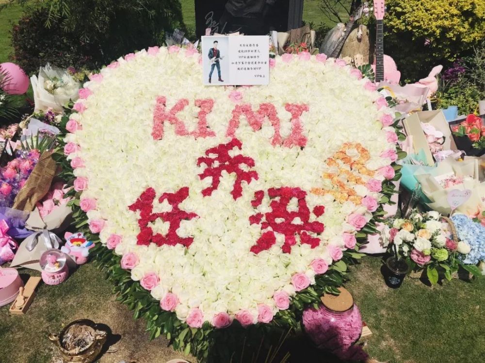 乔任梁生日将至,粉丝在其墓前搭建舞台,为他办演唱会