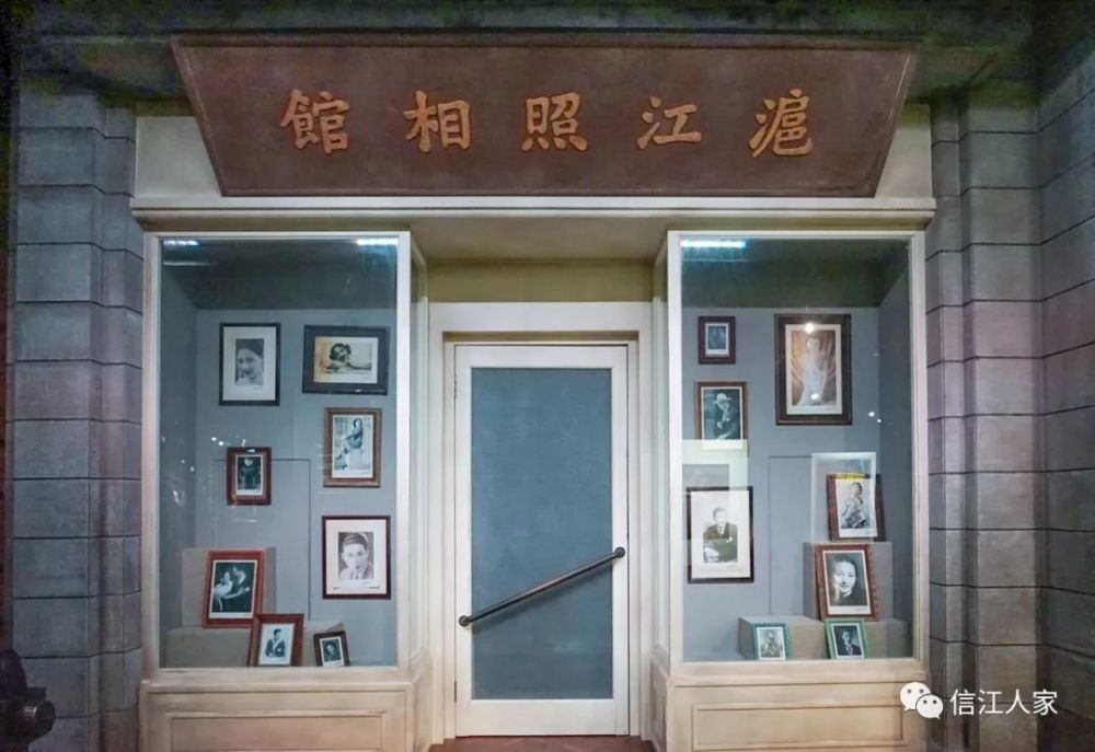 南京路上著名商家沪江照相馆的橱窗在南京路上站岗放哨的解放军士兵