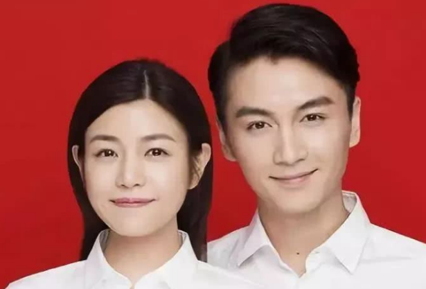 陈妍希和陈晓的结婚证件照,从照片上看两人似乎没有和大多数人一样坐