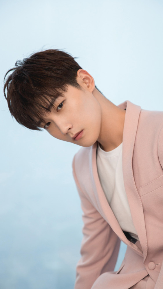 小鲜肉邢昭林一身粉色西装妥妥的小眼睛男神