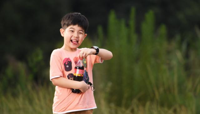 电影《亲密旅行》还是有一个最大的亮点的,那就是沙溢的儿子沙俊伯