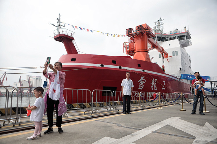 新京报讯 10月14日,我国首艘自主建造的极地科考破冰船"雪龙2"号在
