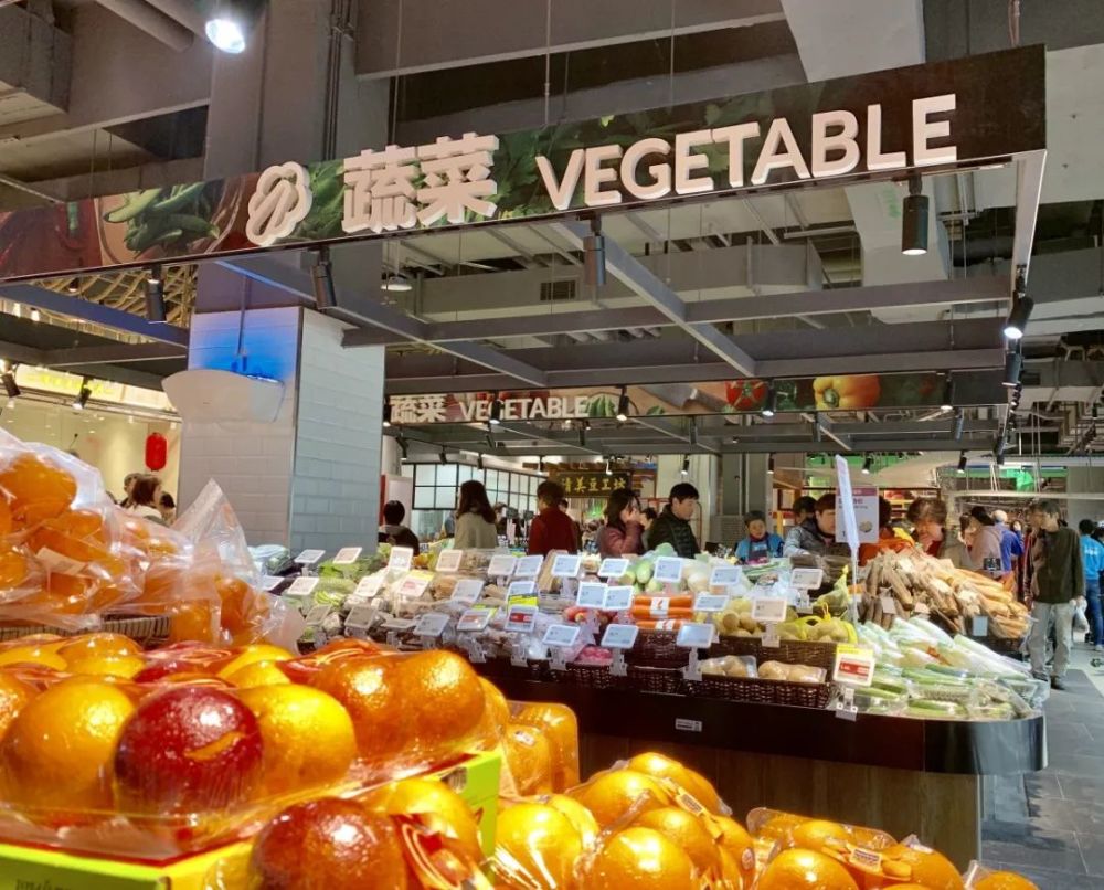 此外,食行生鲜,叮咚买菜,盒马等新零售平台纷纷引导" 净菜上市",也是