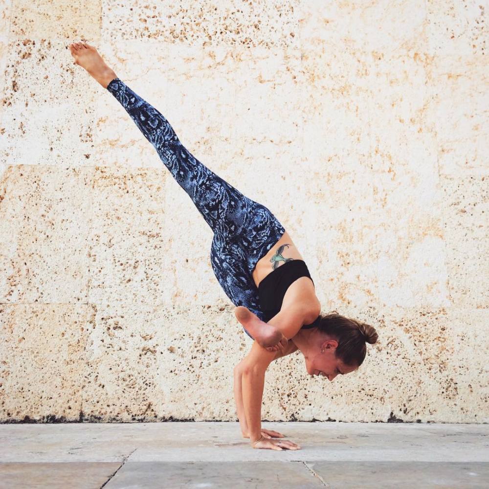 元气女孩赵奕欢,灿烂笑容似月女般温柔,城市瑜伽也能练出好身材