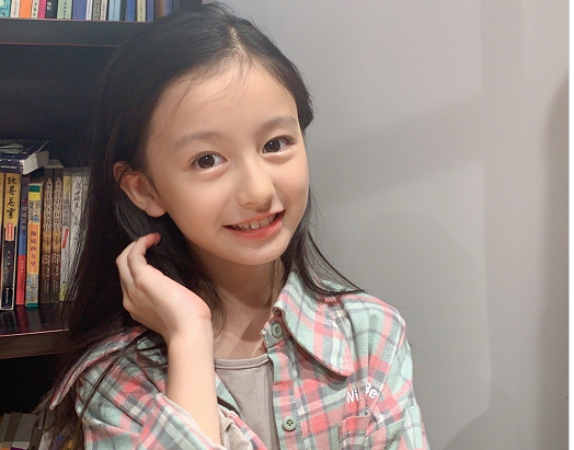 裴佳欣参加学校活动被路人抓拍,手举班牌大方微笑,全场最靓的妞_腾讯