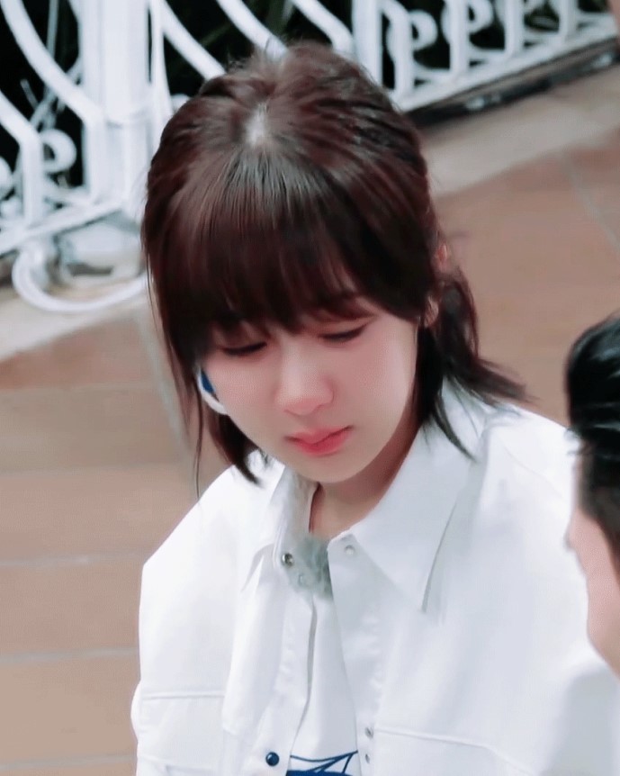 《中餐厅》迎来离别,杨紫哭成泪人暴露真素颜,比精修图还好看!