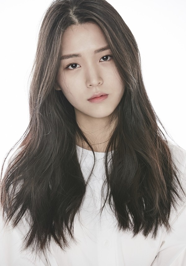 金智恩作为广告模特出道,之后出演过白雅言,2pm,day6,艺声等著名歌手