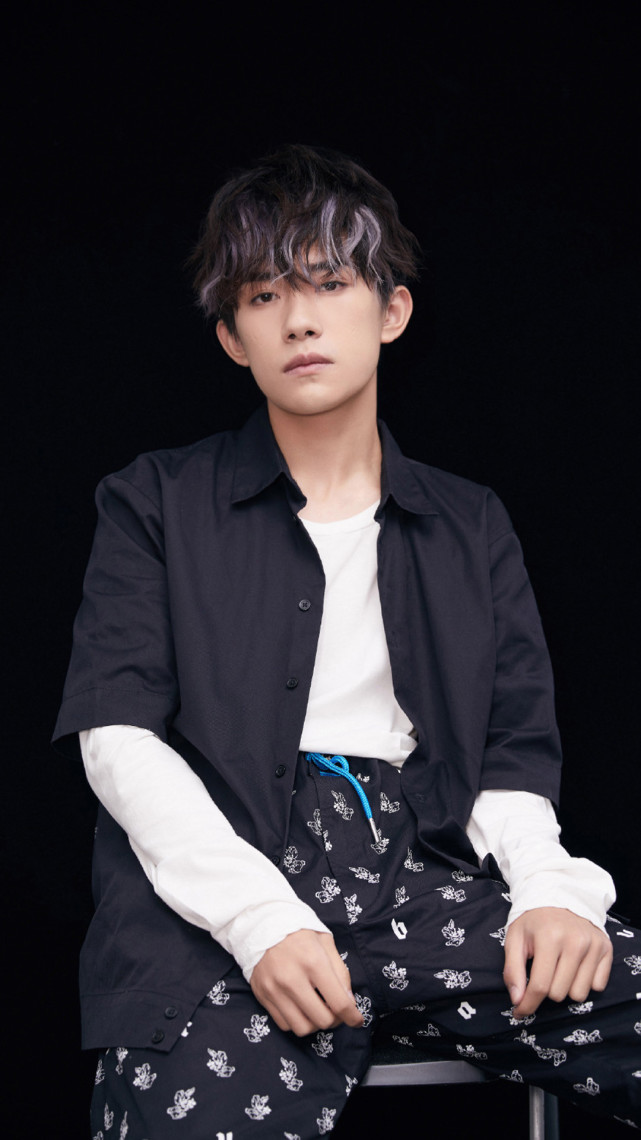 易烊千玺时尚写真,条染的发色好有个性