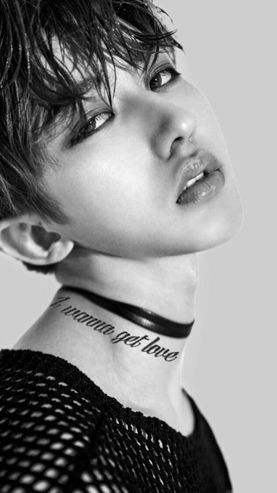 蔡徐坤黑白写真照,穿的网格上衣,我属实是欣赏不来