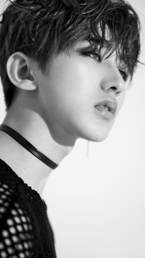 蔡徐坤黑白写真照,穿的网格上衣,我属实是欣赏不来