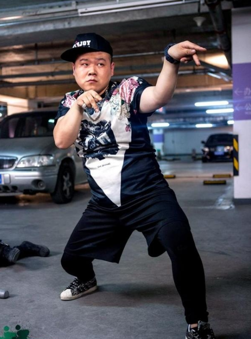 吴亦凡原名李嘉恒……名字只要好记好听就行,所以小岳岳用岳云鹏也是