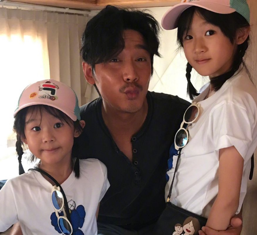 都说森碟森碗姐弟长的像一家人,当看到这对姐妹后,这才叫"复制粘贴"!