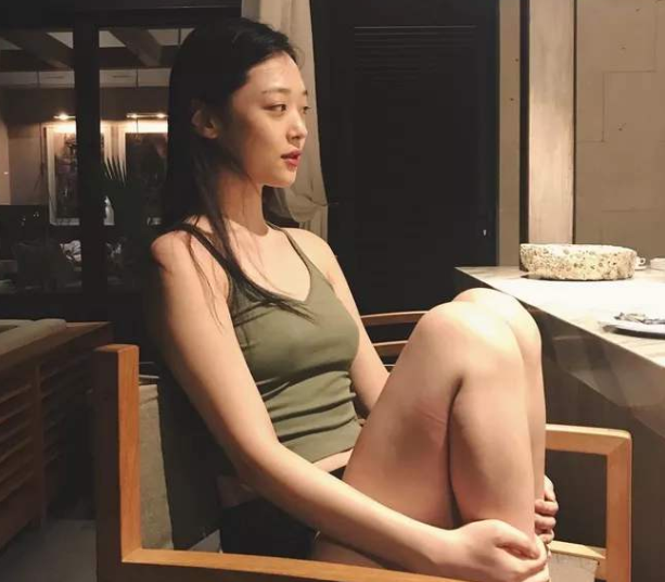 雪莉生前曾有异常举动,疑似传达求救信号,却被网友骂"神经病"