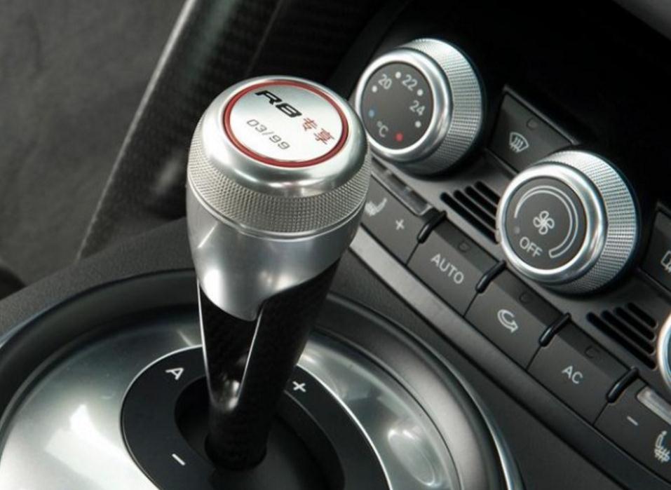 限量版奥迪r8,只在中国市场出售,档杆写着汉字,七年价值跌一半