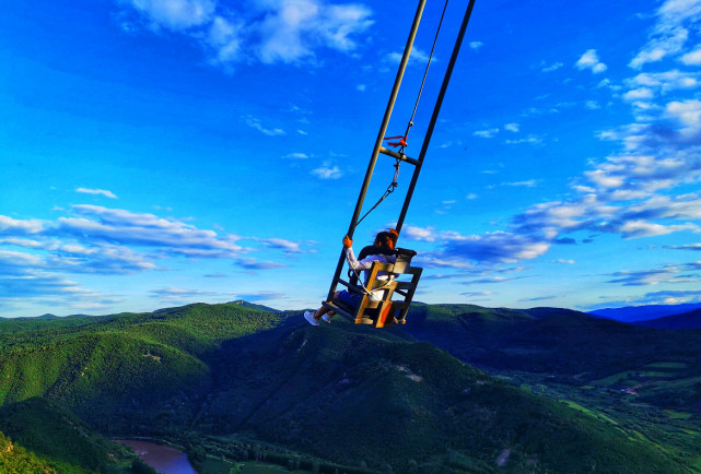 琵岩山有5d玻璃吊桥,悬崖秋千,高空滑索等大型高空挑战项目,带你挑战