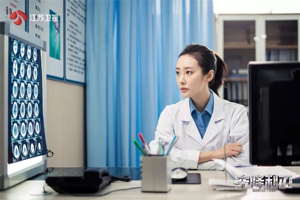 海报里唯一的女性角色是李纯,她扮演一个美貌女医生,出场有点恋爱脑