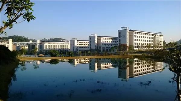 大山底下广东青年职业学院"奋斗的青春最美丽"学校校园风光(添加好友