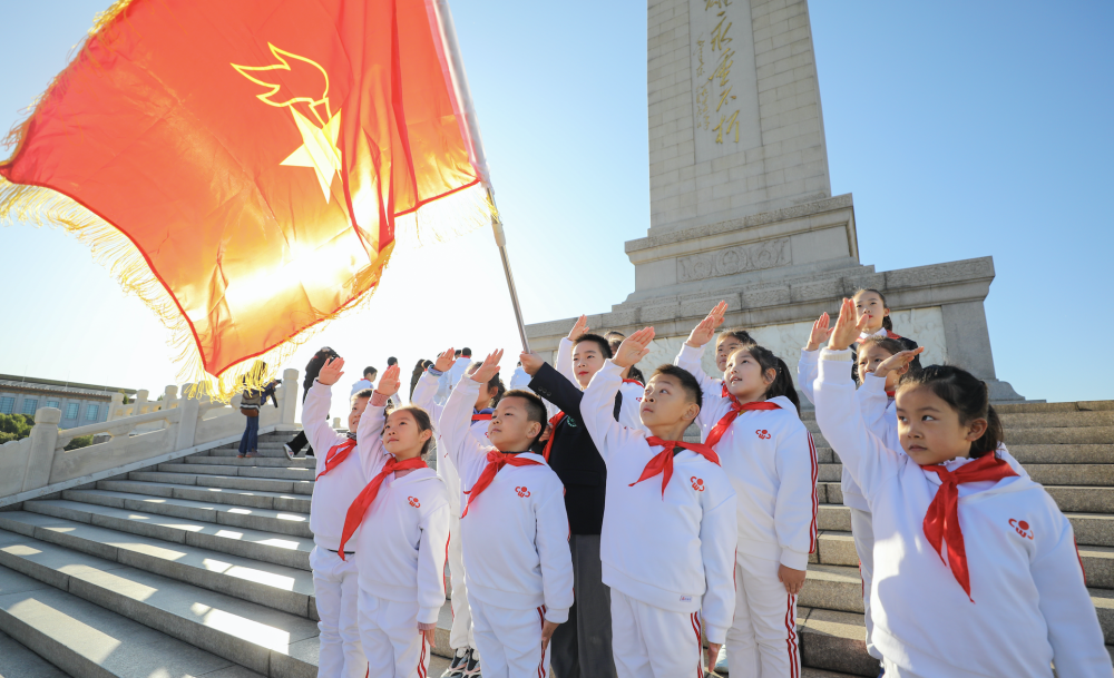 新隊員迎著朝陽光榮地舉起右手敬隊禮.崇文小學供圖