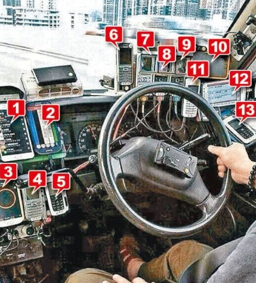 香港的士司机的方向盘左右为何放那么多手机?干什么用的?长见识了