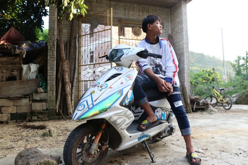 广西白马镇上鬼火少年无视法律挑战交警留守在家没人管