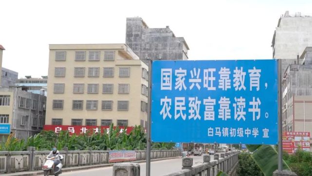 广西白马镇上"鬼火"少年:无视法律挑战交警 留守在家没人管